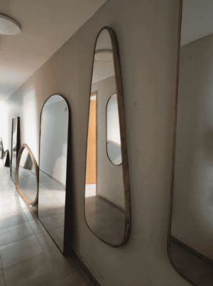 מראת גוף אמורפית בצורת טיפה עם מסגרת עץ - תמונה מתצוגה