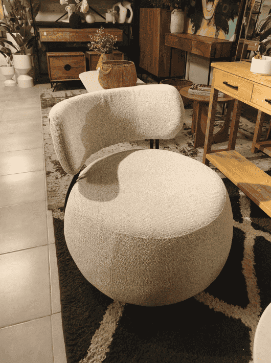 כורסא גדולה מעוצבת בסגנון מודרני בצבע אפור