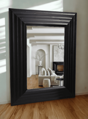 מראת עץ שחורה בעיצוב מלבני עם מסגרת רחבה