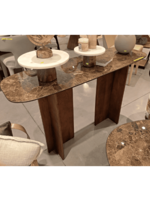 קונסולה לכניסה מעץ בצבע חום עם משטח פורצלן חום טבעי