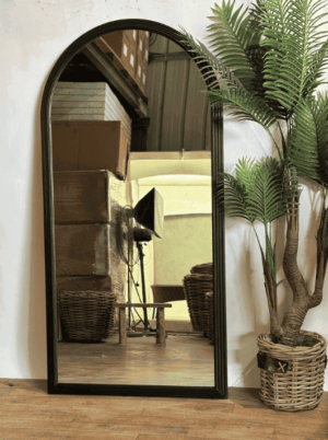 מראת קשת גדולה עם מסגרת מתכת שחורה - תמונה מתצוגה