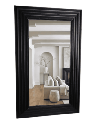 מראה מעוצבת גדולה מלבנית עם מסגרת עץ שחורה