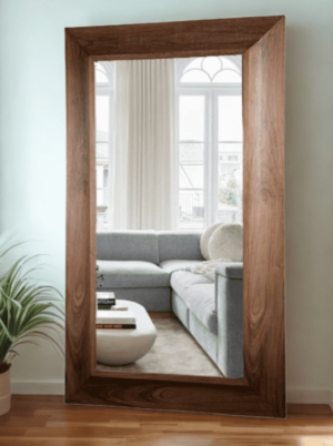 מראה מעוצבת בשיפוע החוצה – עץ ופורניר אגוז