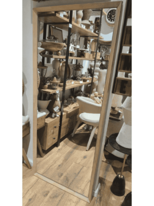 מראת גוף מלבנית עם מסגרת עץ בגוון טבעי