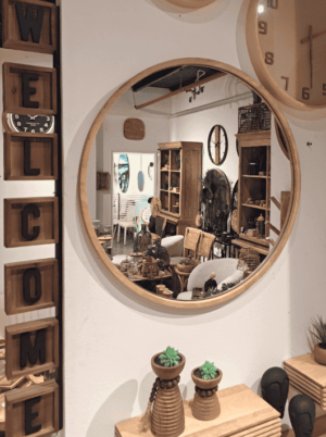 מראה עגולה מסגרת עץ - תמונה מתצוגה