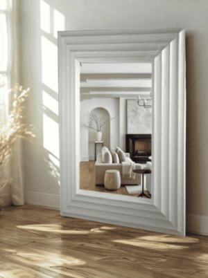 מראת עץ לבנה בעיצוב מלבני עם מסגרת רחבה