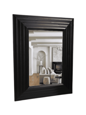 מראה מעץ שחורה בעיצוב מלבני עם מסגרת עבה ומראה נקי ומודרני