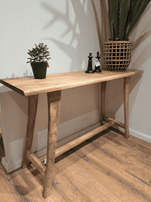 קונסולה לכניסה לבית מעץ בעיצוב כפרי