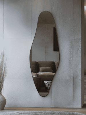 מראה אמורפית מעוצבת עם מסגרת מתכת שחורה