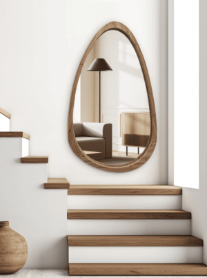 מראה אמורפית גדולה עם מסגרת עץ