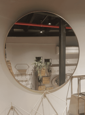 מראה עגולה מסגרת זהב - תמונה מתצוגה