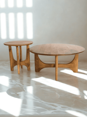 סט 2 שולחנות מעוצבים מעץ מנגו בגוון דבש