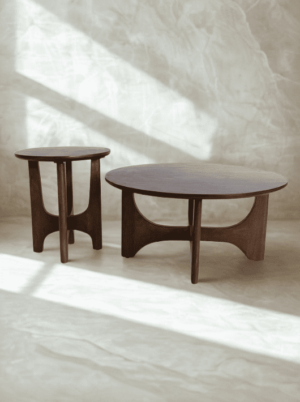 סט 2 שולחנות עגולים מעץ מנגו בגוון אגוז