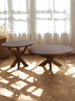 סט 2 שולחנות עגולים מעץ מנגו בגוון אגוז