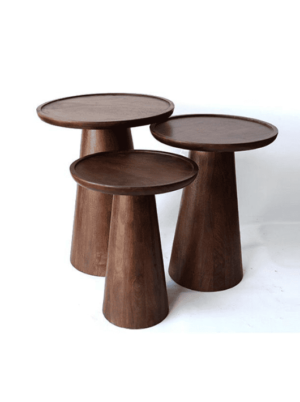 שלישיית שולחנות צד מעוגלים מעץ מנגו בגוון אגוז