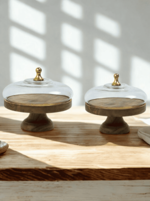 2 מגשי עץ על רגל עם מכסה זכוכית