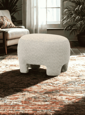 הדום מעוצב עם ריפוד בד טקסטיל בצבע בז'