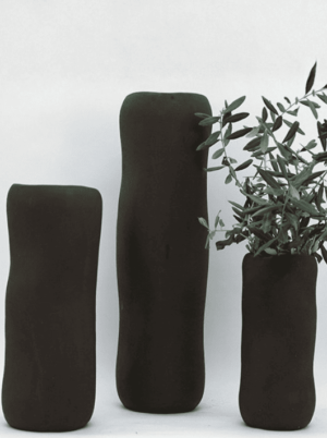 כד לעציץ בעיצוב אמורפי מטרקוטה בגוון חום שוקולד