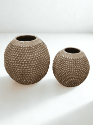 כד בטון לעציץ מעוגל בעיצוב מחוספס