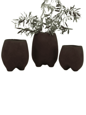 כד לעציץ עם רגליים בגוון חום שוקולד