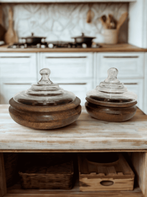 סט 2 קערות הגשה מעץ בגוון אגוז עם מכסה זכוכית בעיצוב פגודה