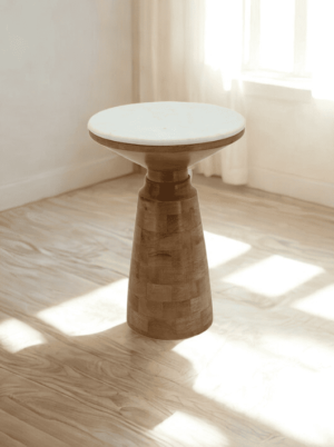 שולחן צד לספה עם בסיס עץ קוני ומשטח שיש