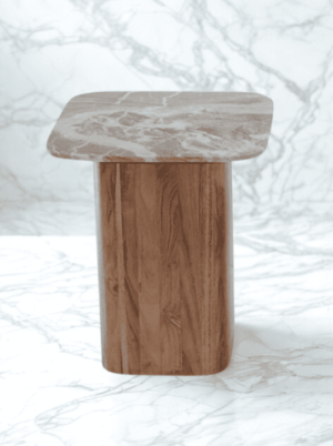 שולחן צד מעוצב עם פינות מעוגלות ומשטח שיש