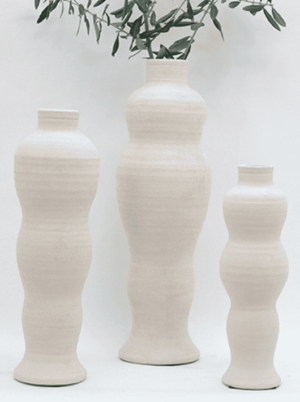 כד טרקוטה מעוצב בגוון לבן