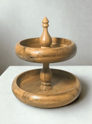 מעמד הגשה דו קומתי מעוצב בגוון טבעי