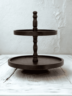 מעמד הגשה דו קומתי מעץ בגוון אגוז