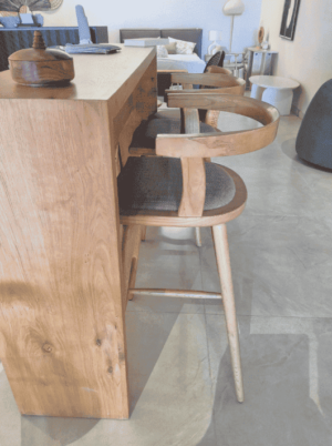 כיסא בר מעוצב עם גב מעוגל מעץ בוקיצה - תמונה מתצוגה