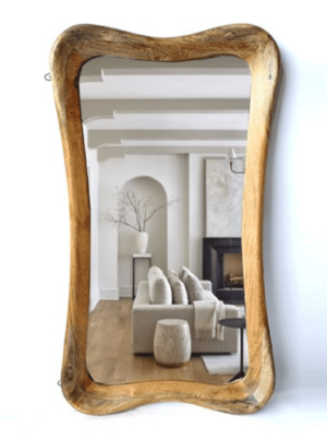 מראה מעוצבת עם מסגרת אמורפית מעץ מנגו בגוון טבעי