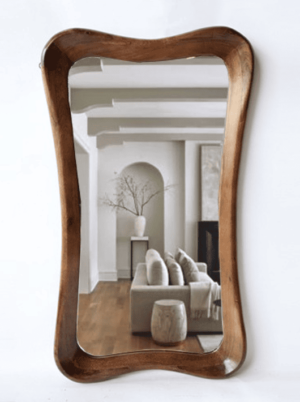 מראה מעוצבת עם מסגרת אמורפית מעץ מנגו בגוון אגוז