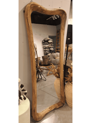 מראת גוף אמורפית מעץ מנגו טבעי - תמונה מאולם תצוגה