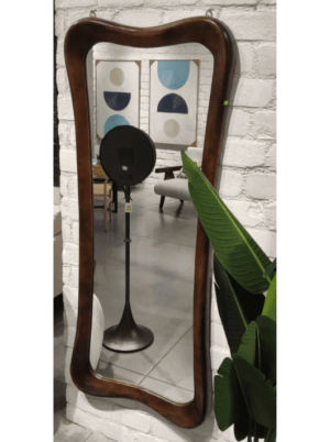 מראת גוף אמורפית מעץ מנגו גוון אגוז - תמונה מאולם תצוגה