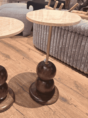 שולחן צד בעיצוב בסיס בועות מעץ, טרוורטין ומתכת בגוון זהב