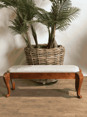 ספסל עץ בעיצוב רטרו עם מושב טקסטיל