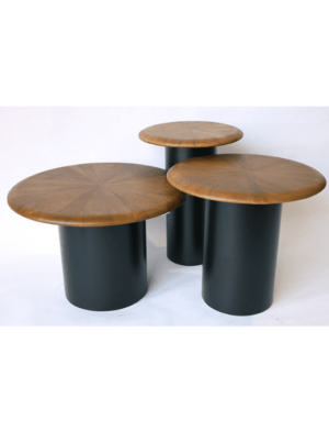 סט 3 שולחנות צד מעוצבים מעץ מנגו ובסיס מתכת בגוון שחור