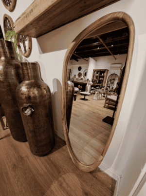 מראה אמורפית מסגרת עץ טבעי מגולף - תמונה מתצוגה