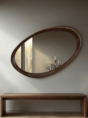 מראה אמורפית מעץ אגוז בעיצוב אורגני