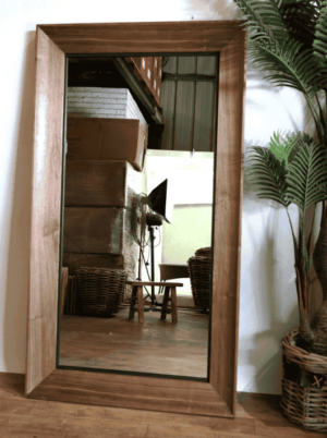 מראת גוף מעוצבת מסגרת עץ ופורניר אגוז