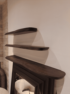 מדף צף בעיצוב אמורפי מעץ מנגו בגוון אגוז - תמונה מתצוגה