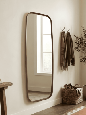 מראת גוף גדולה עם מסגרת עץ אגוז בעיצוב מעוגל