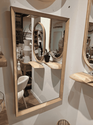 מראה מלבנית מעוצבת עם מסגרת עץ בגוון טבעי - תמונה מתצוגה