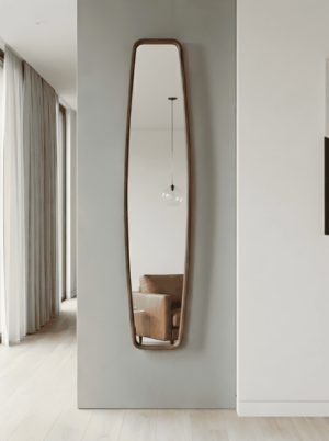 מראת קיר עם מסגרת עץ בעיצוב קוני