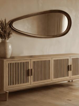 מראה אמורפית מעץ אגוז לתלייה אופקית