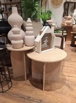תצוגה של זוג שולחנות צד מעוצבים טרוורטין