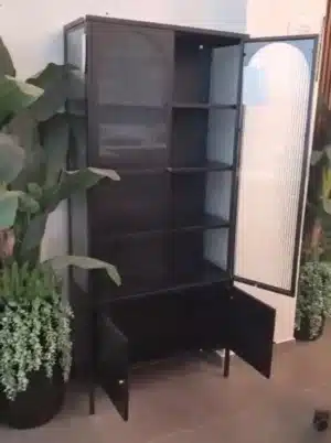 תצוגה של ארון דלתות זכוכית שחור – דגם Loft
